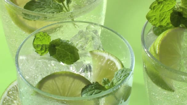 Versare un Mojito — Video Stock