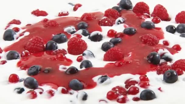 Йогурт зі свіжими ягодами — стокове відео
