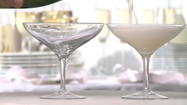 Champagne versé dans des verres — Video