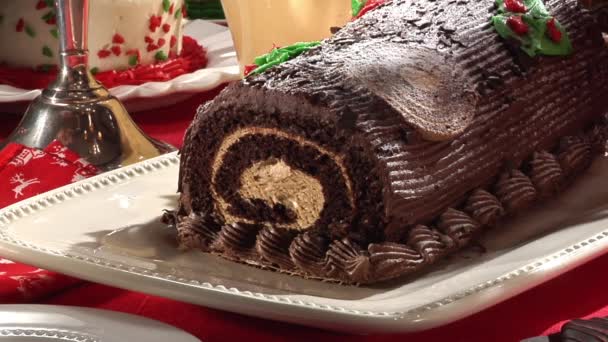 Snijden een Buche de Noel (Yule log) — Stockvideo