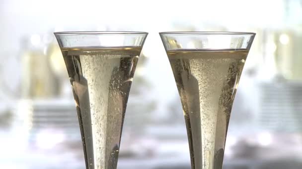 Gente che brinda con flauti di champagne — Video Stock