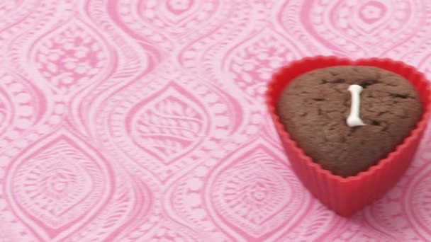 Muffin al cioccolato a forma di cuore con scritte di zucchero — Video Stock