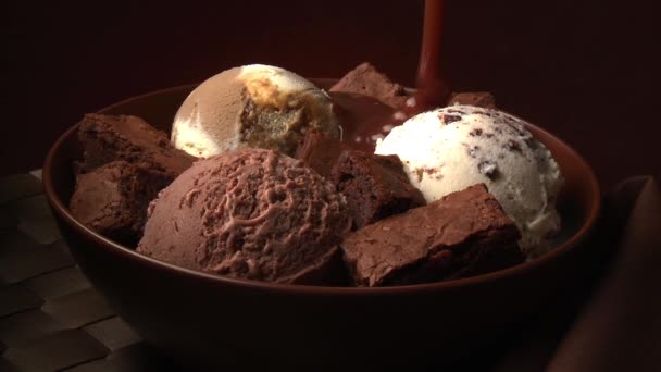 Verter la salsa sobre el helado — Vídeos de Stock