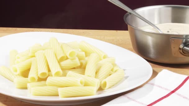 Serving out rigatoni with sauce — Stock Video