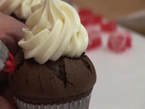 Cupcake con crema de mantequilla rosa — Vídeo de stock