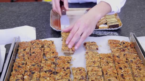 Gâteau disposé sur un plateau — Video