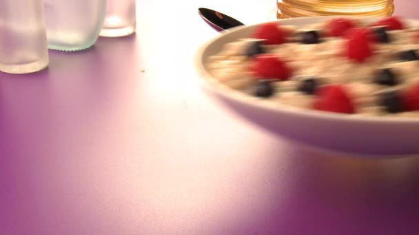 Mujer poniendo un plato de gachas — Vídeos de Stock