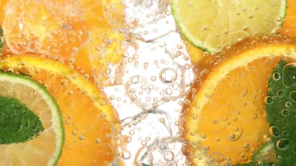 Drink with citrus fruits — Stock Video