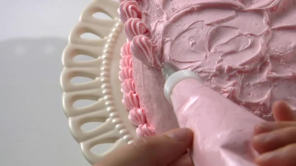 Zdobení dort šéfkuchař — Stock video