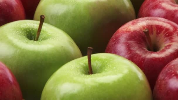 Красные и зеленые яблоки — стоковое видео
