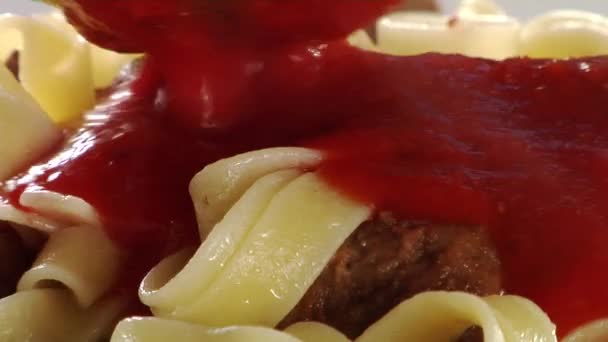 Ribbon pasta with meatballs — Stock Video