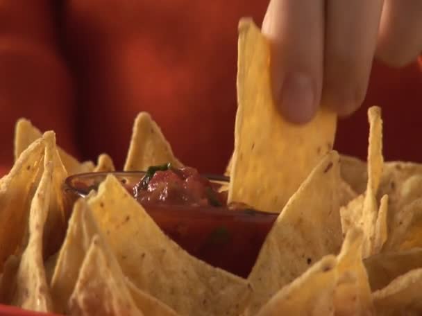 Zanurzanie nachos w salsa pomidorowa — Wideo stockowe