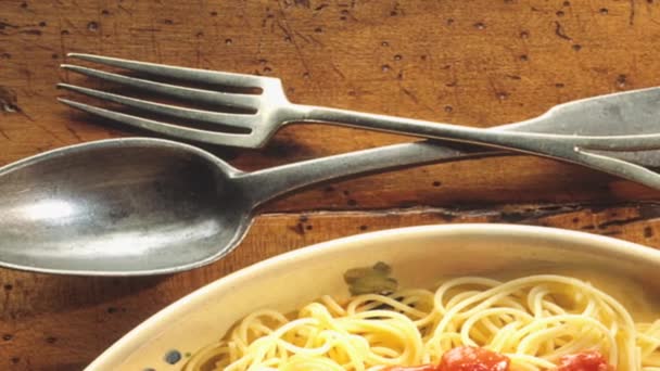 Et ve domates soslu spagetti. — Stok video
