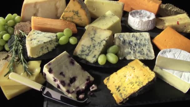 Découpe de fromage sur un plateau de fromage — Video