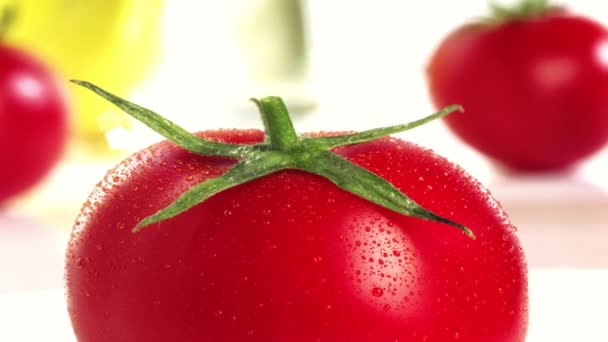 Tomaten met druppels water — Stockvideo