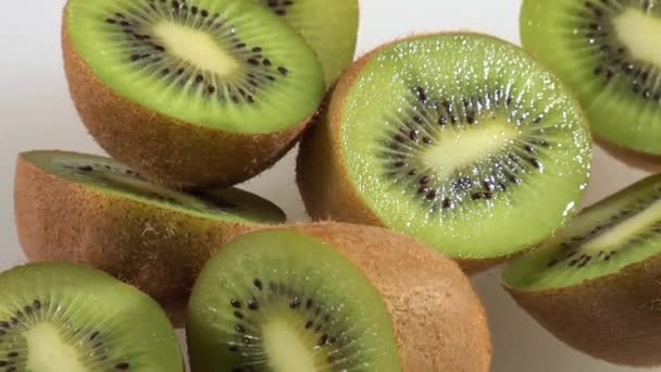 Halbierte Kiwi-Früchte — Stockvideo