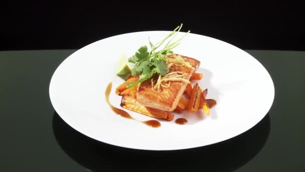 Филе жареного лосося на сладких картофельных чипсах — стоковое видео