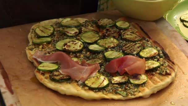 Пицца с запеканкой на гриле — стоковое видео