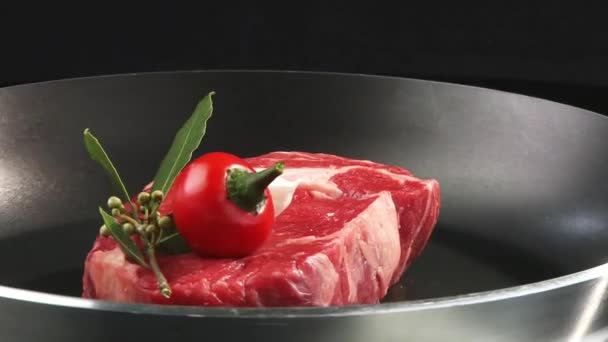 Rib eye steak with vegetables — Stock Video