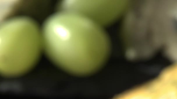 Різні сири з виноградом — стокове відео