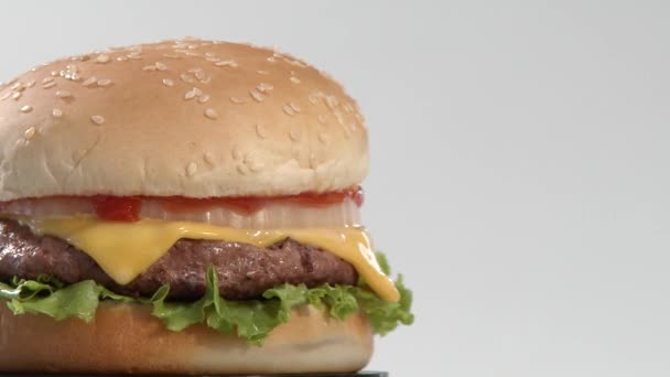 Hamburger auf hellem Hintergrund — Stockvideo