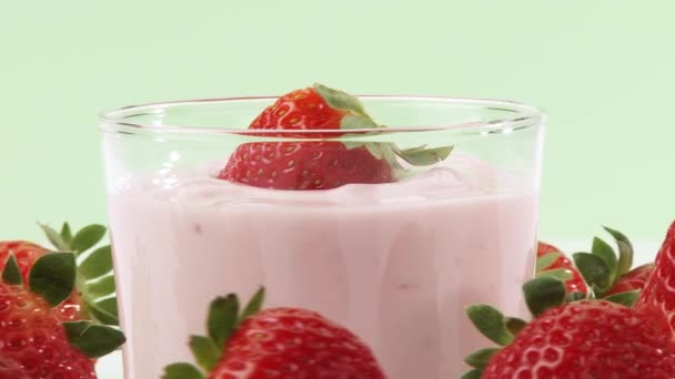 Strawberry yoghurt och jordgubbar — Stockvideo