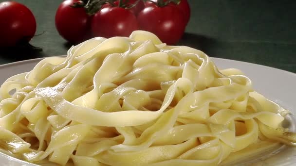 Hälla olivolja över pasta — Stockvideo