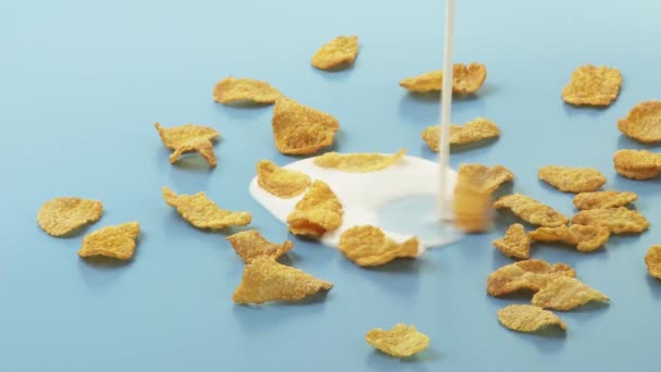 Melk gieten over cornflakes — Stockvideo