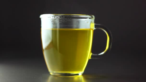 Чашка ромашкового чая — стоковое видео