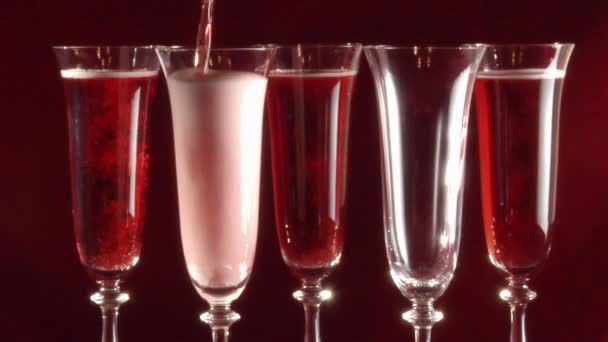 Despejar vinho espumante em copos — Vídeo de Stock