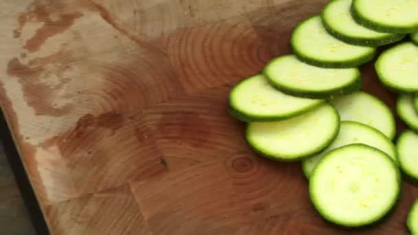 Courgette slices on a board — Stock Video