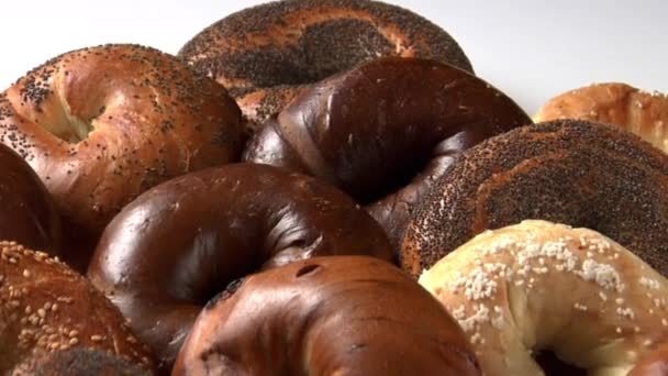 Assortimento di bagel freschi — Video Stock