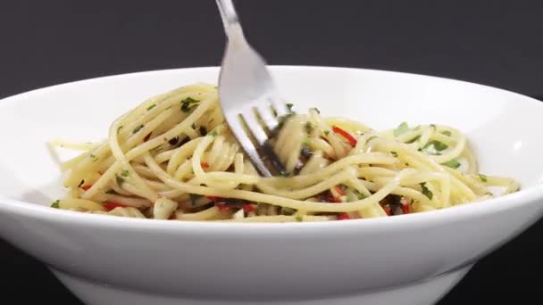 Espaguetis alrededor de un tenedor — Vídeos de Stock