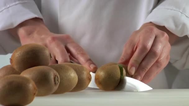 Kiwi-Frucht halbieren — Stockvideo