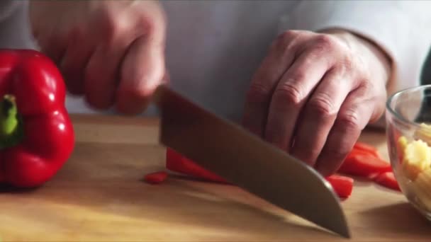 Человек режет морковку — стоковое видео