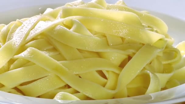 Pasta met Alfredo saus — Stockvideo