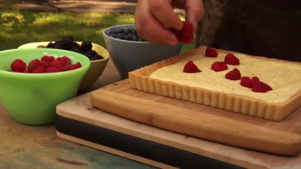 Putting berries on tart — Stock Video