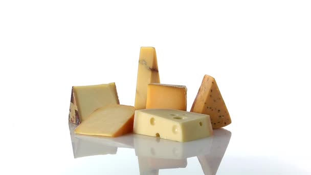 Yansıması ile çeşitli peynirler — Stok video