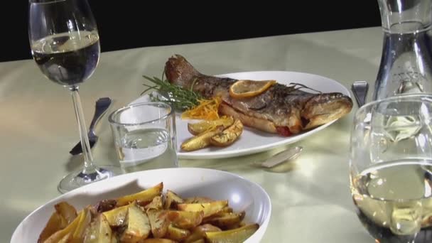 Trout with potato wedges — Stock Video