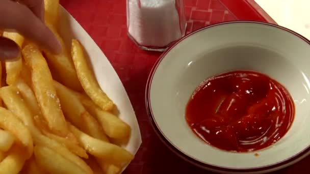 Mulher comer batatas fritas — Vídeo de Stock