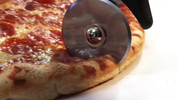 Taglio di una pizza con taglierina — Video Stock