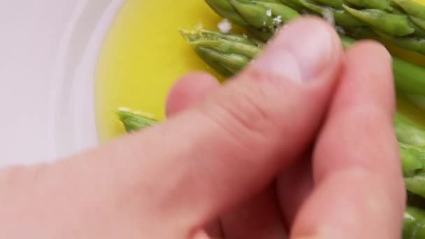 Asparagi spruzzanti con burro fuso — Video Stock