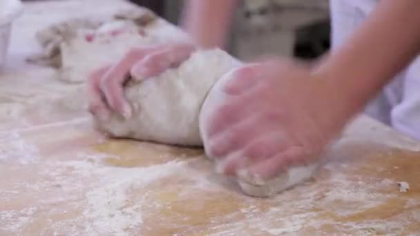 Хлебное тесто смешивают — стоковое видео