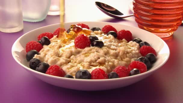 Versare il miele sul porridge — Video Stock