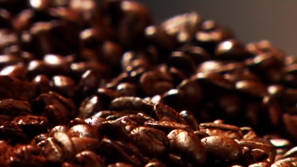 Çekilmiş kahve ve kahve çekirdekleri — Stok video