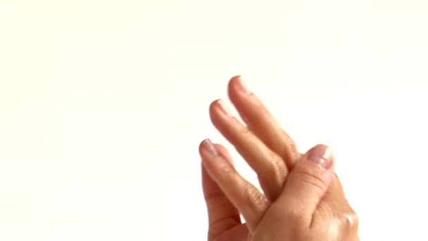 Mulher aplicando creme de mão — Vídeo de Stock