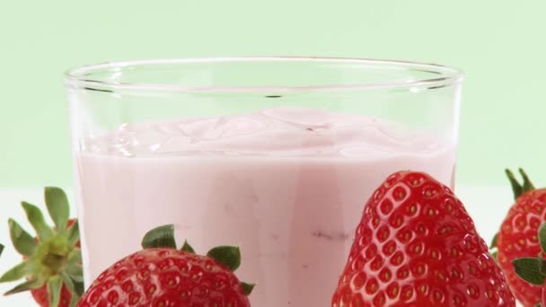 Strawberry yoghurt och jordgubbar — Stockvideo