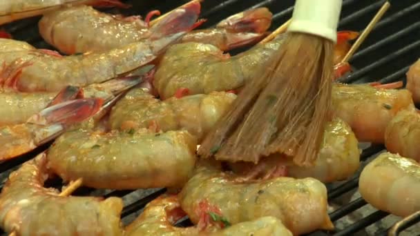 Brushing prawn skewers with marinade — Stock Video