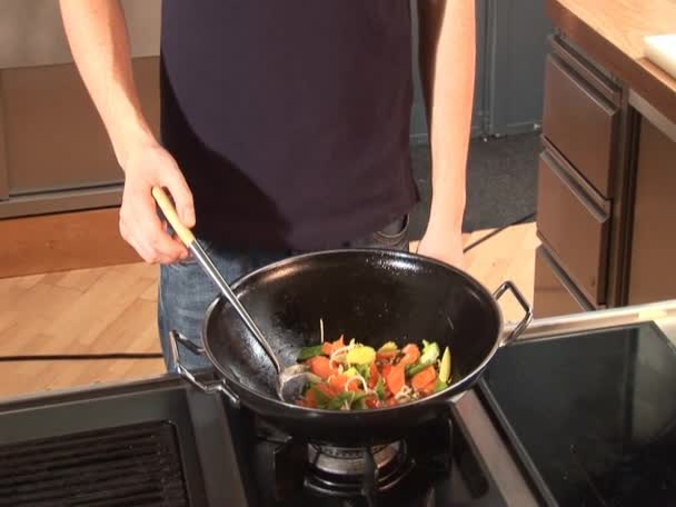 Mężczyzna smażenia warzywa — Wideo stockowe