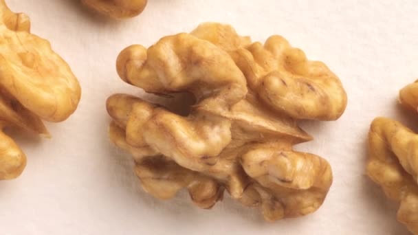 Vyloupané vlašské ořechy na stůl — Stock video